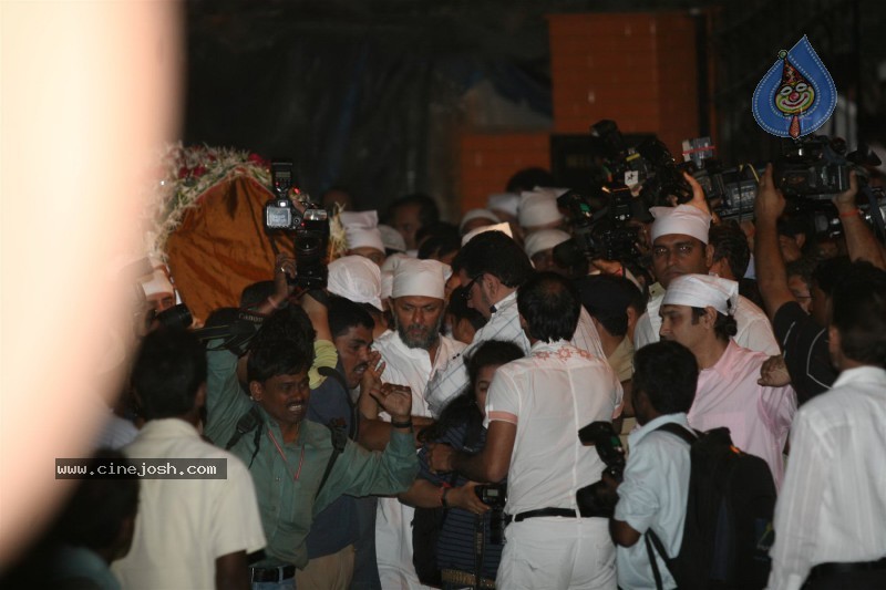 Aamir Khan's Father Tahir Hussian's Funeral - 23 / 25 photos