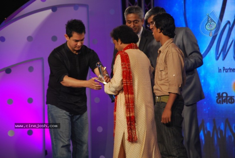Aamir, Salman, Tabu At CID Gallentry Awards - 8 / 30 photos