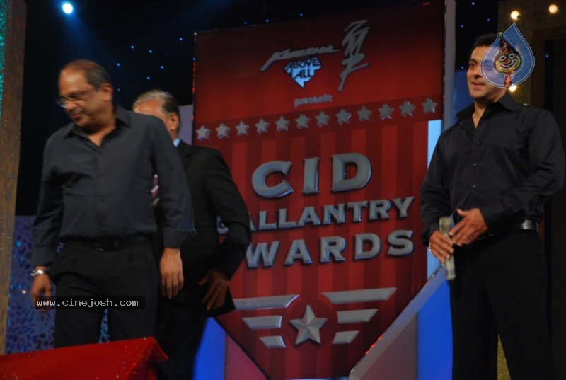 Aamir, Salman, Tabu At CID Gallentry Awards - 15 / 30 photos