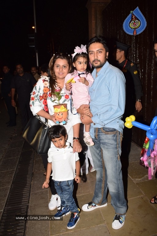 Aaradhya Bachchan's Birthday Party at Pratiksha - 3 / 32 photos