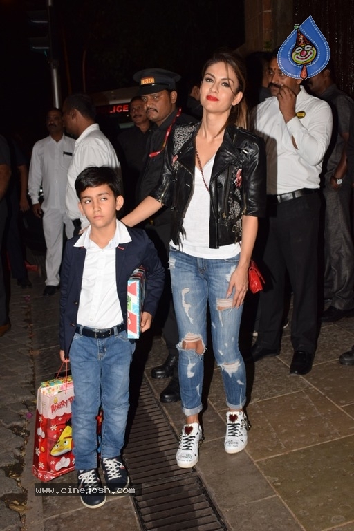 Aaradhya Bachchan's Birthday Party at Pratiksha - 4 / 32 photos