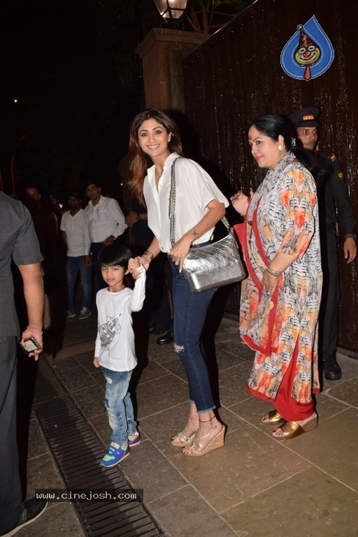 Aaradhya Bachchan's Birthday Party at Pratiksha - 11 / 32 photos