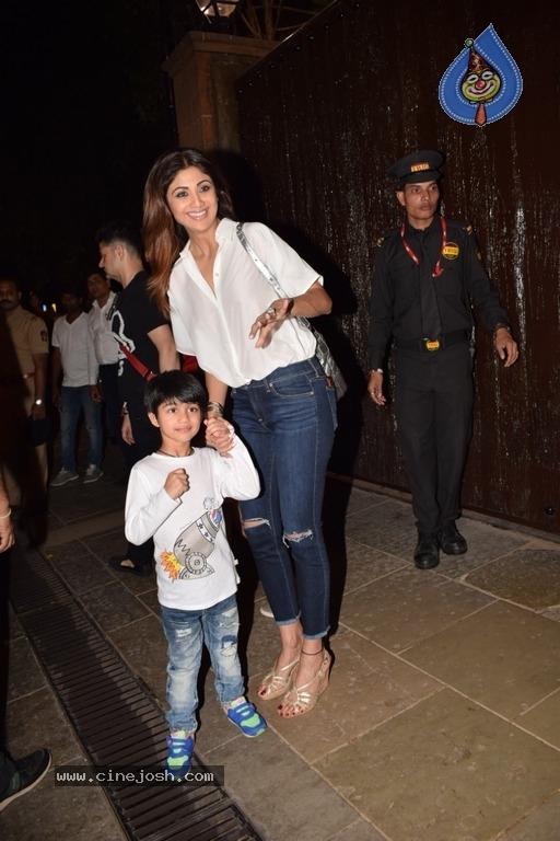 Aaradhya Bachchan's Birthday Party at Pratiksha - 14 / 32 photos