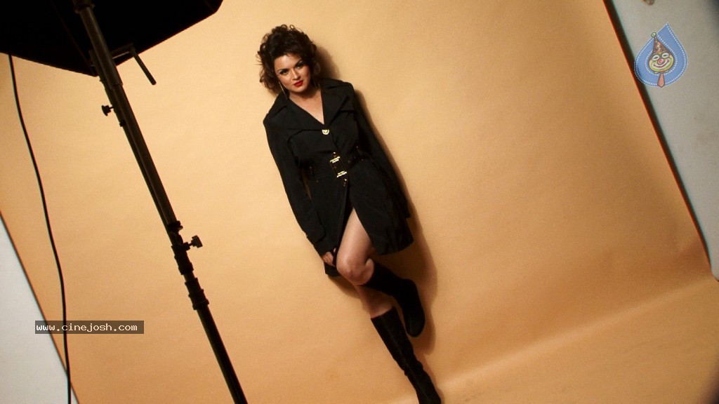 Aashka Goradia Photo Shoot - 1 / 19 photos
