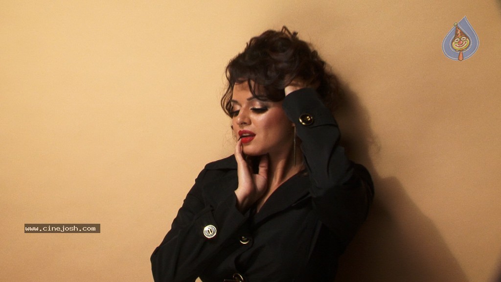 Aashka Goradia Photo Shoot - 6 / 19 photos
