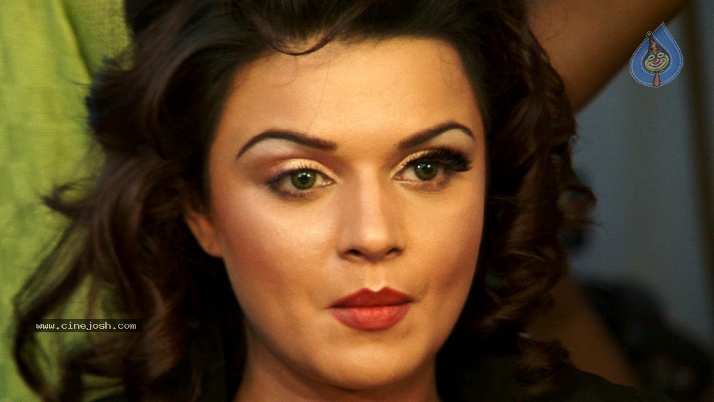 Aashka Goradia Photo Shoot - 7 / 19 photos