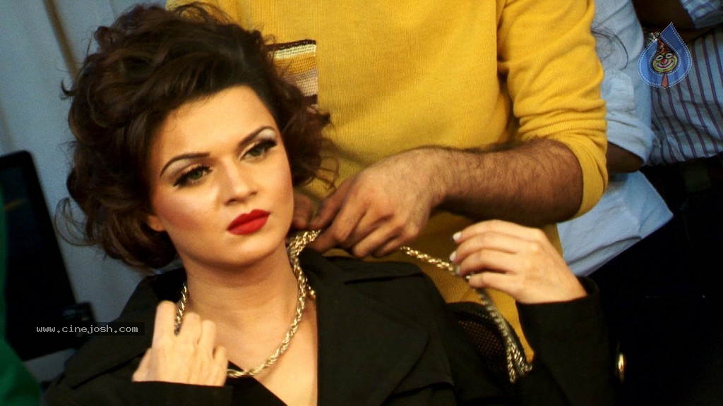 Aashka Goradia Photo Shoot - 10 / 19 photos