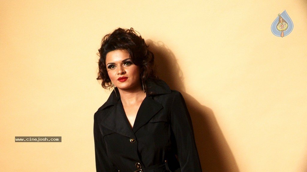 Aashka Goradia Photo Shoot - 11 / 19 photos