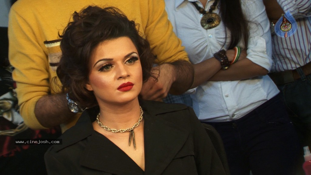 Aashka Goradia Photo Shoot - 12 / 19 photos