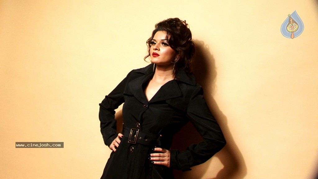 Aashka Goradia Photo Shoot - 13 / 19 photos
