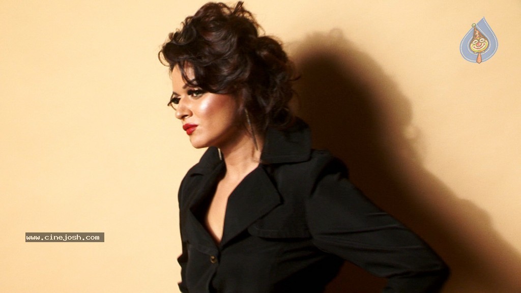 Aashka Goradia Photo Shoot - 14 / 19 photos