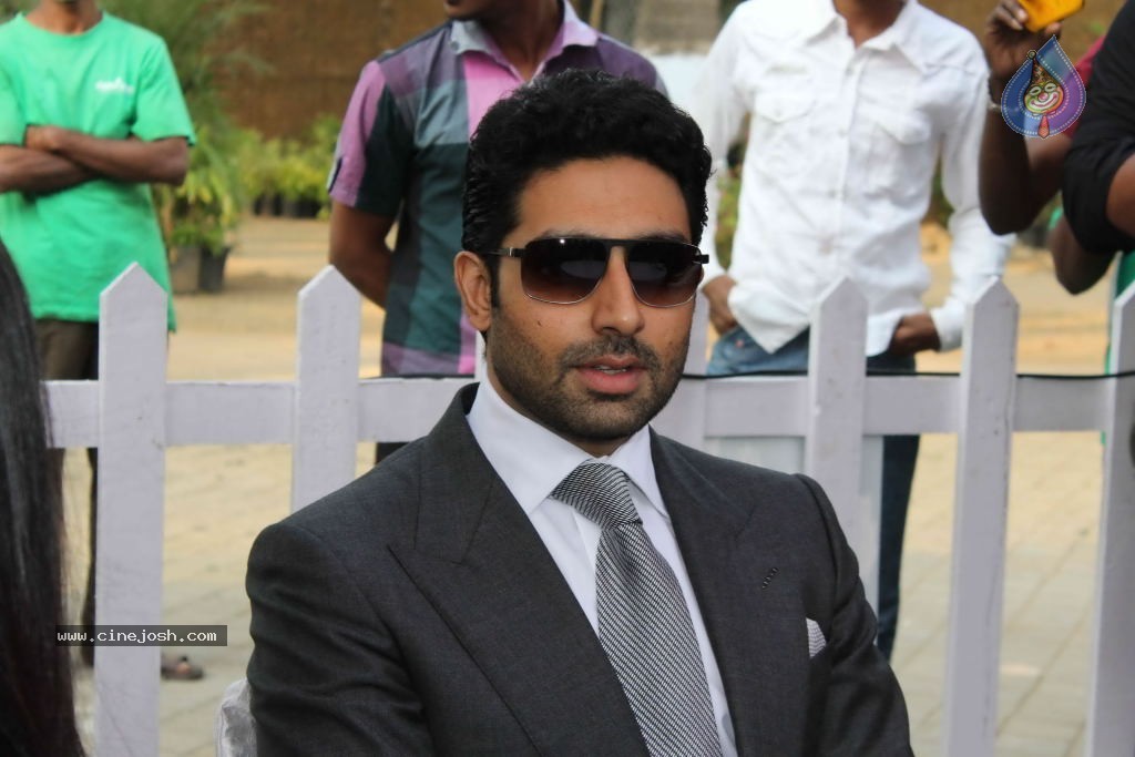 Abhishek Bachchan at Mid Day Trophy Race - 7 / 21 photos