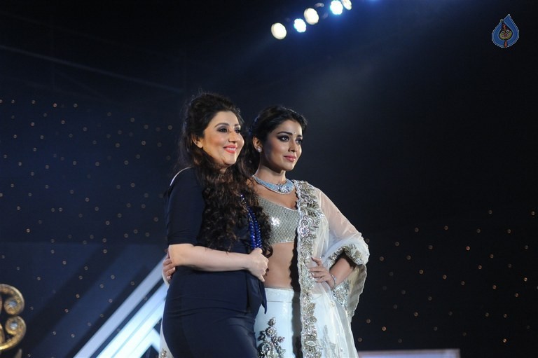 Actress at 6th National Jewellery Awards  - 23 / 39 photos