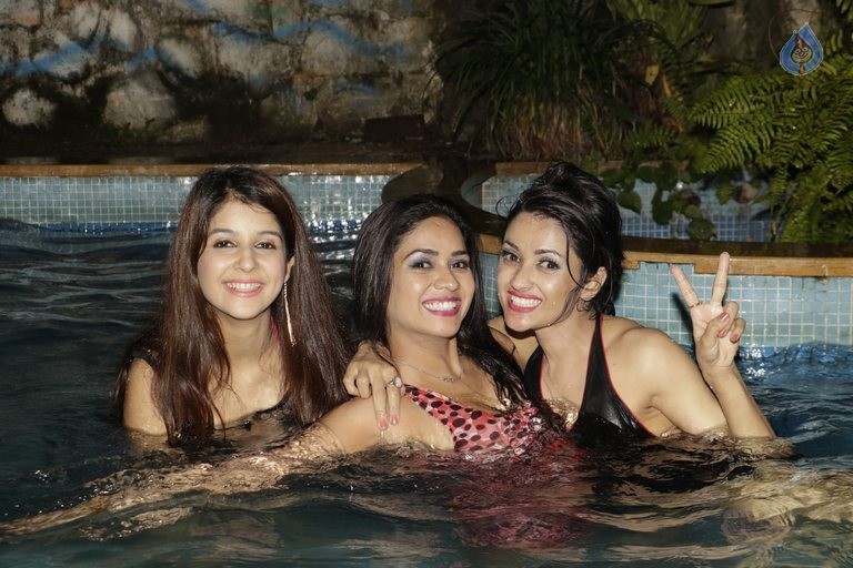 Actress Ramanithu Chaudhary Birthday Bash - 23 / 31 photos