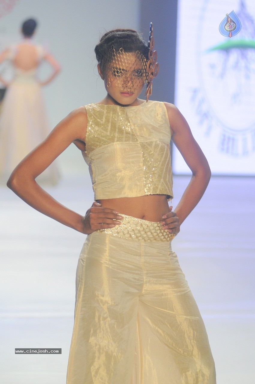 Aditi Govitrikar Walks the Ramp for Amy Billimoria - 25 / 28 photos