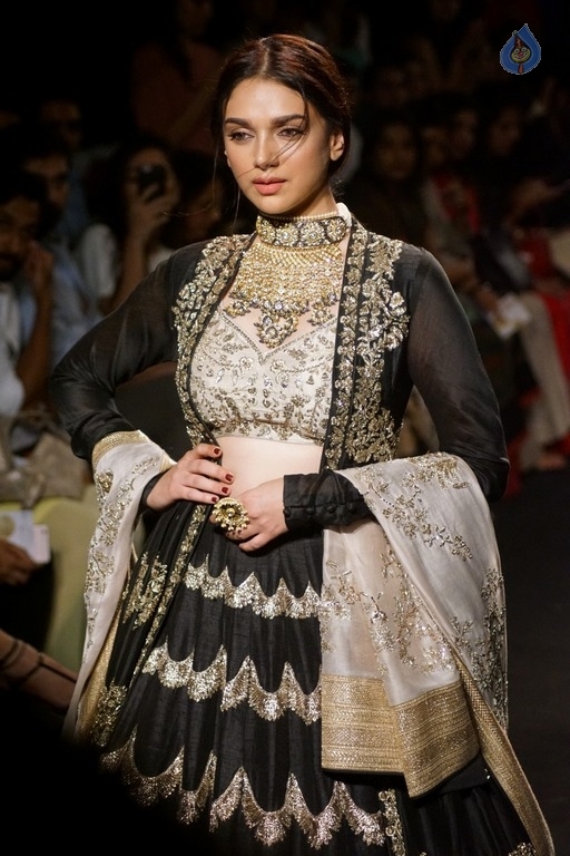 Aditi Rao Hydari at LFW Winter Festive 2017 - 1 / 16 photos