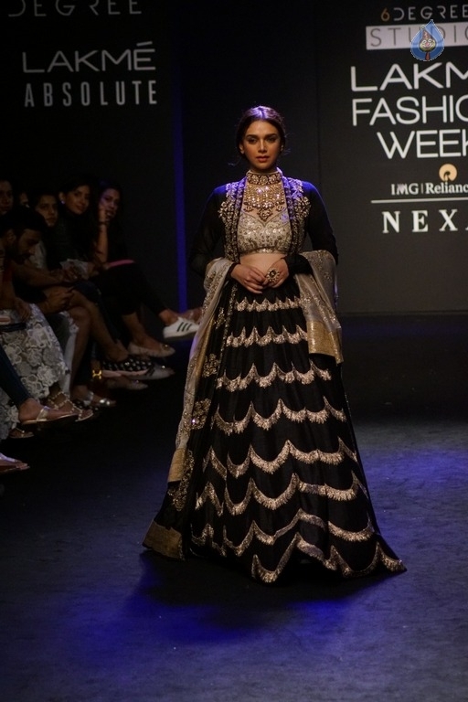 Aditi Rao Hydari at LFW Winter Festive 2017 - 2 / 16 photos