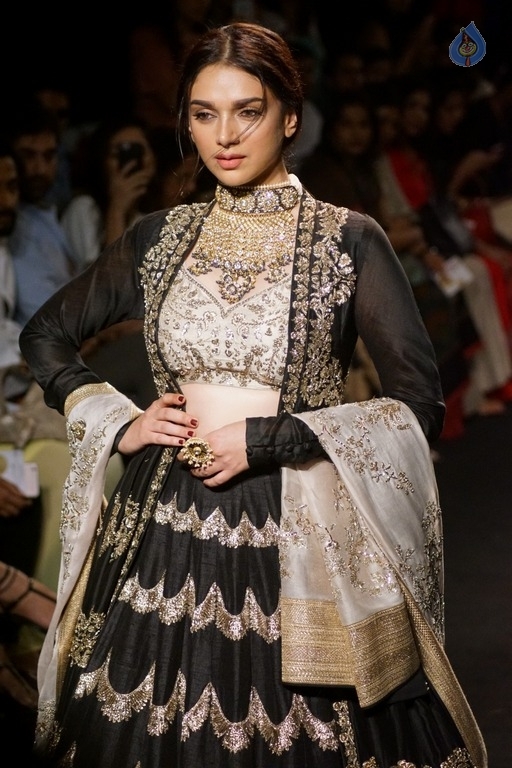 Aditi Rao Hydari at LFW Winter Festive 2017 - 4 / 16 photos