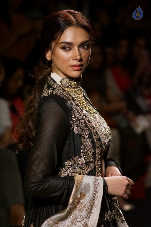 Aditi Rao Hydari at LFW Winter Festive 2017 - 6 / 16 photos