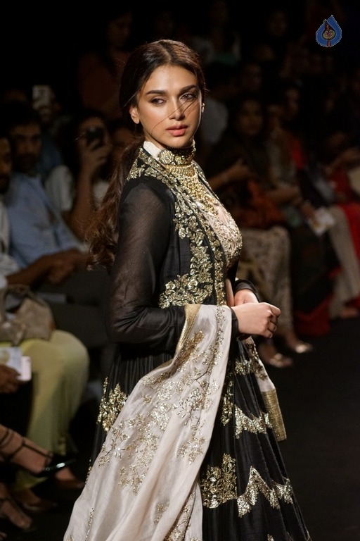 Aditi Rao Hydari at LFW Winter Festive 2017 - 7 / 16 photos
