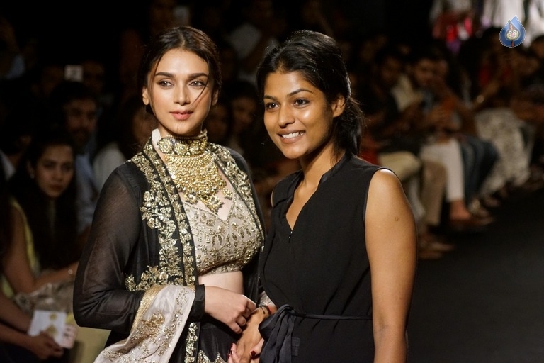 Aditi Rao Hydari at LFW Winter Festive 2017 - 10 / 16 photos