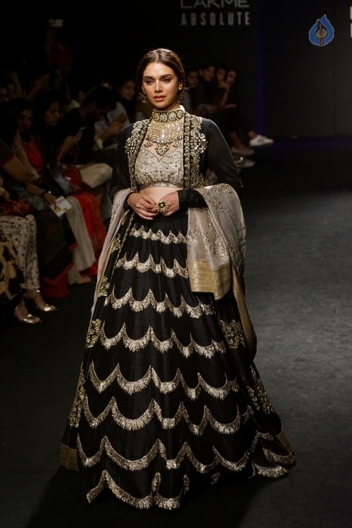 Aditi Rao Hydari at LFW Winter Festive 2017 - 11 / 16 photos