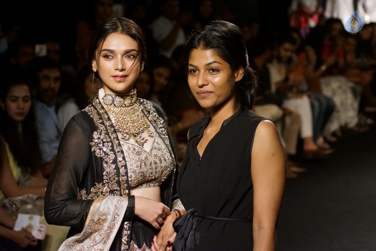 Aditi Rao Hydari at LFW Winter Festive 2017 - 12 / 16 photos