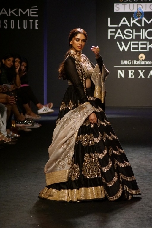 Aditi Rao Hydari at LFW Winter Festive 2017 - 13 / 16 photos