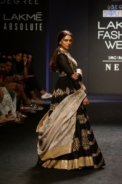Aditi Rao Hydari at LFW Winter Festive 2017 - 14 / 16 photos
