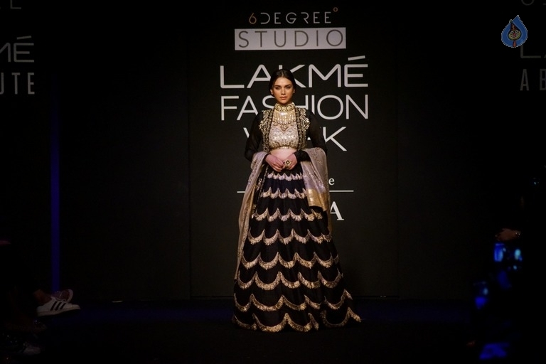 Aditi Rao Hydari at LFW Winter Festive 2017 - 15 / 16 photos