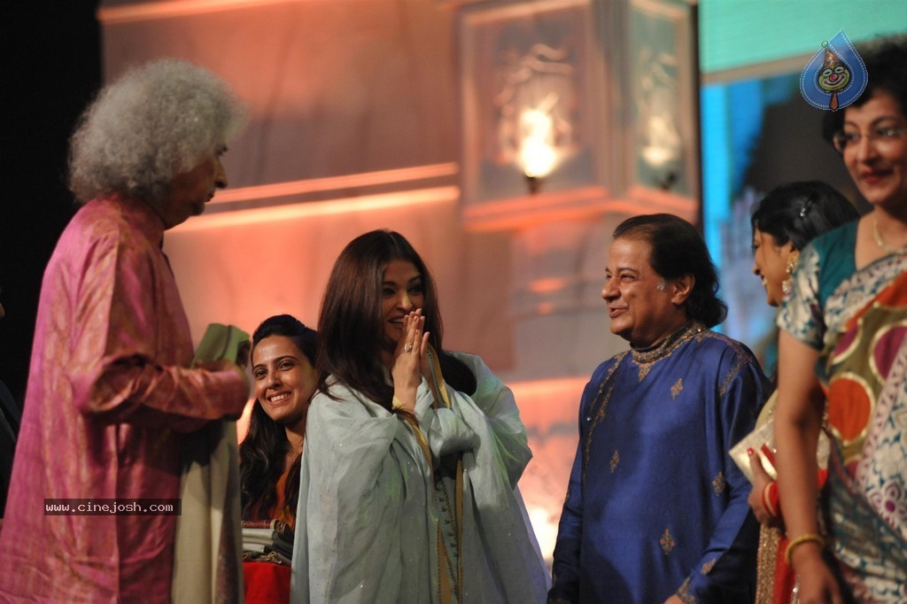 Aish at Sri Sathya Sai Baba 3rd Anniversary Event - 20 / 103 photos