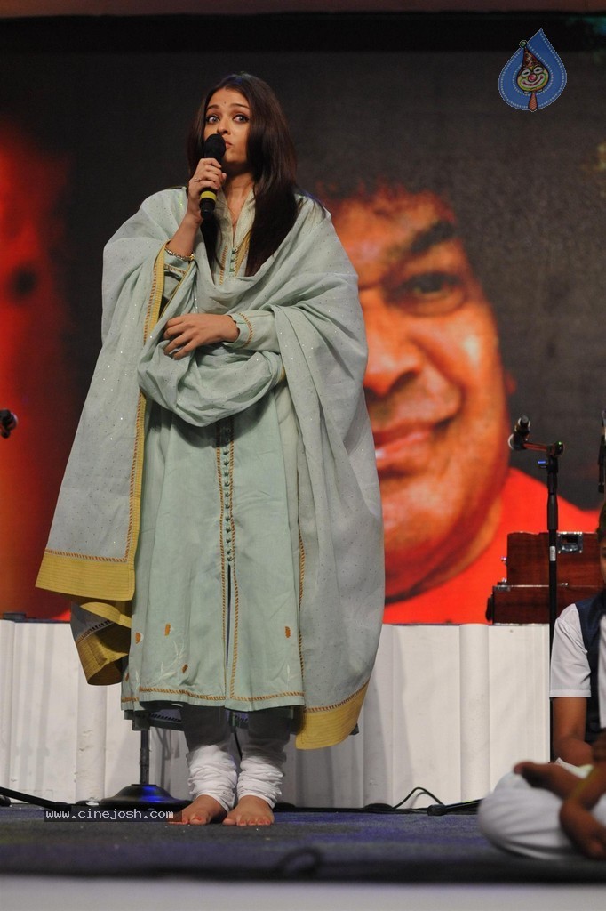 Aish at Sri Sathya Sai Baba 3rd Anniversary Event - 33 / 103 photos