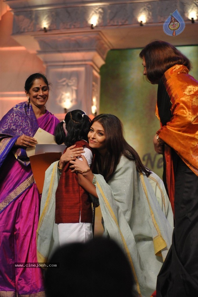 Aish at Sri Sathya Sai Baba 3rd Anniversary Event - 39 / 103 photos
