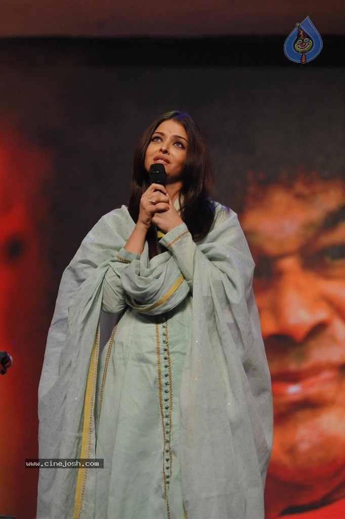 Aish at Sri Sathya Sai Baba 3rd Anniversary Event - 40 / 103 photos