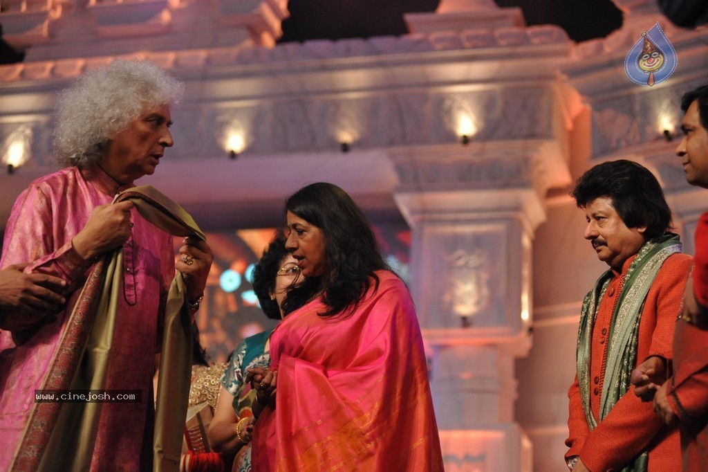 Aish at Sri Sathya Sai Baba 3rd Anniversary Event - 41 / 103 photos