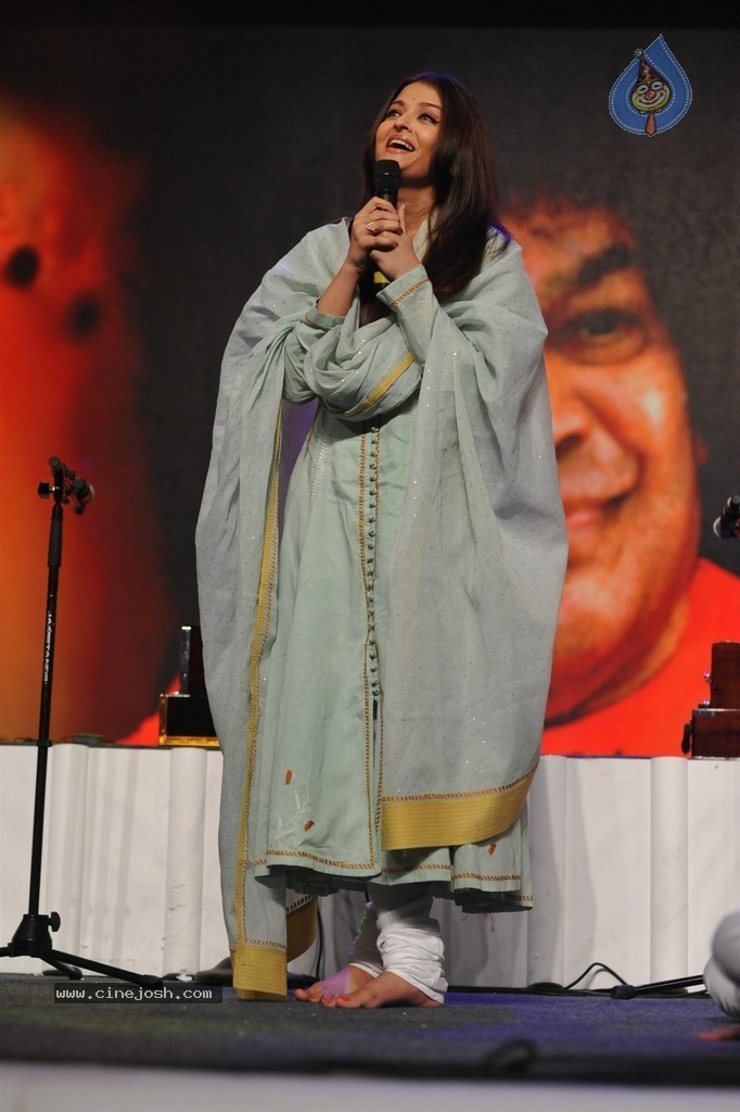Aish at Sri Sathya Sai Baba 3rd Anniversary Event - 43 / 103 photos