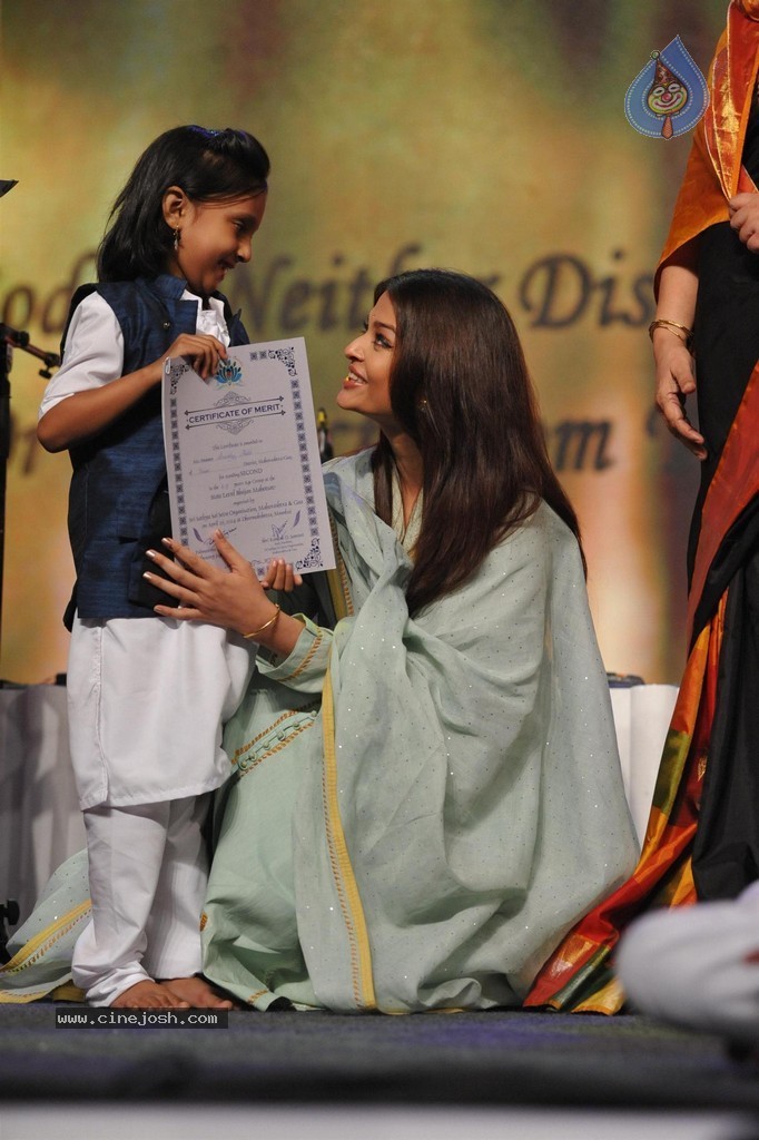 Aish at Sri Sathya Sai Baba 3rd Anniversary Event - 72 / 103 photos