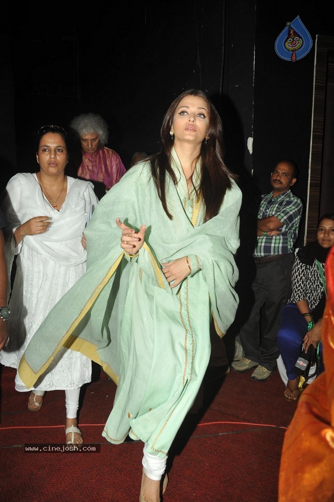 Aish at Sri Sathya Sai Baba 3rd Anniversary Event - 78 / 103 photos