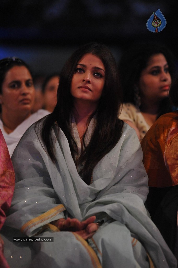 Aish at Sri Sathya Sai Baba 3rd Anniversary Event - 82 / 103 photos