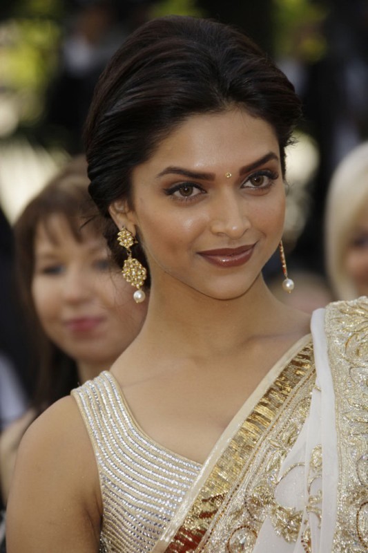 Aishwarya n Deepika at Cannes Film Festival 2010 - 8 / 22 photos