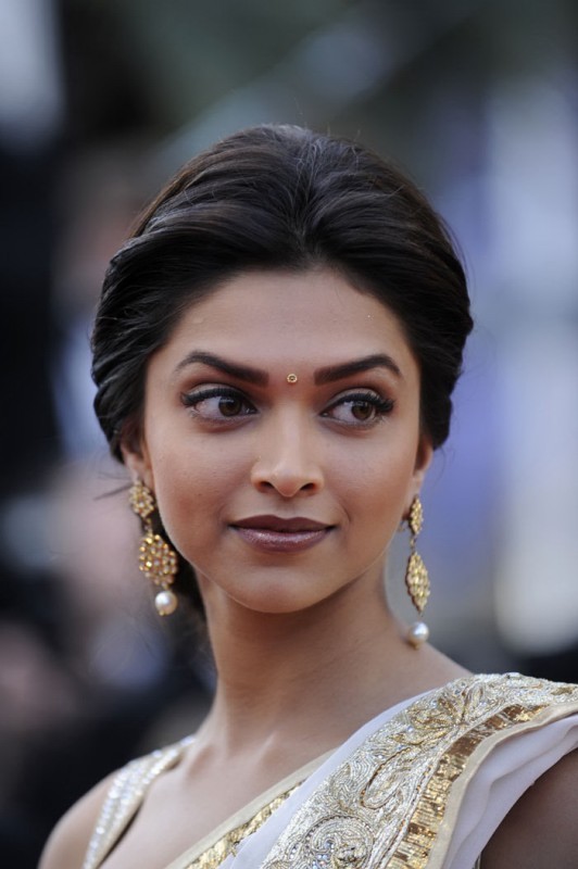 Aishwarya n Deepika at Cannes Film Festival 2010 - 12 / 22 photos