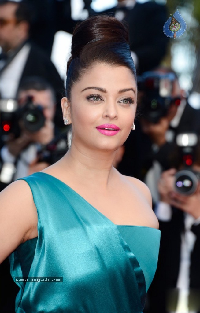 Aishwarya Rai at Cannes Film Festival - 9 / 19 photos