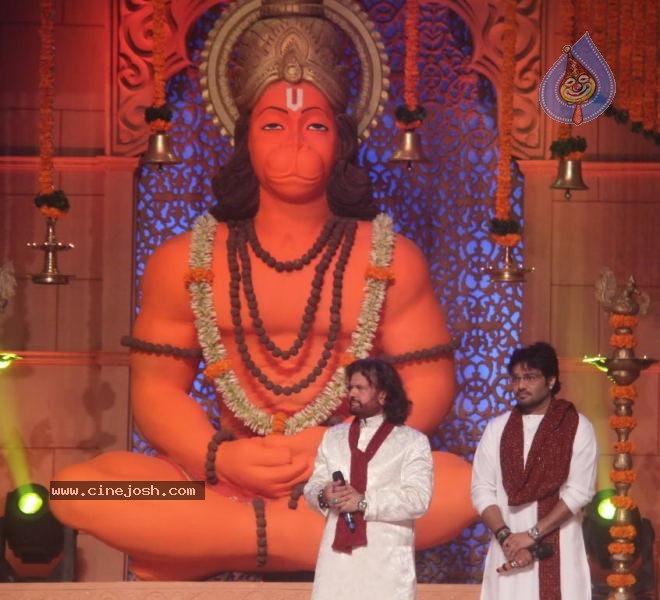 Aishwarya Rai at Shri Hanuman Chalisa Album Launch - 10 / 51 photos