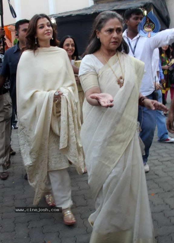 Aishwarya Rai at Shri Hanuman Chalisa Album Launch - 13 / 51 photos