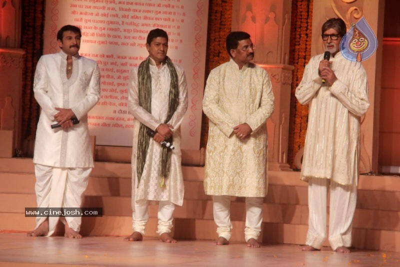 Aishwarya Rai at Shri Hanuman Chalisa Album Launch - 21 / 51 photos