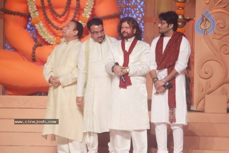 Aishwarya Rai at Shri Hanuman Chalisa Album Launch - 29 / 51 photos