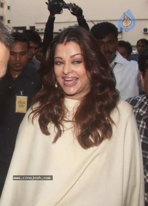 Aishwarya Rai at Shri Hanuman Chalisa Album Launch - 41 / 51 photos
