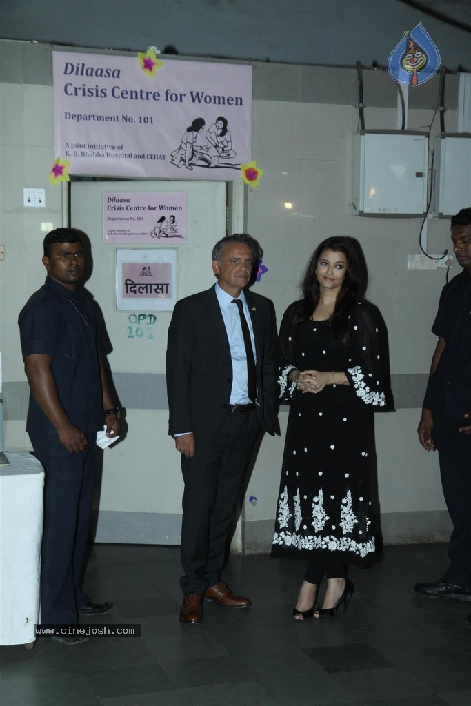 Aishwarya Rai at UNAIDS Event - 9 / 82 photos