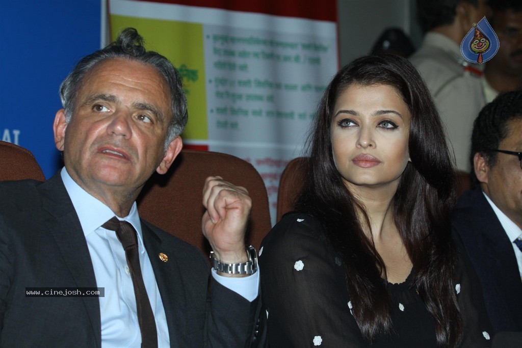 Aishwarya Rai at UNAIDS Event - 15 / 82 photos