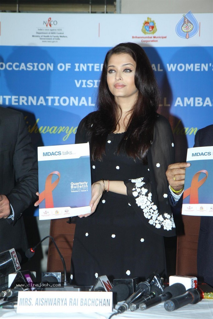 Aishwarya Rai at UNAIDS Event - 16 / 82 photos